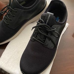 Skechers classic fit air-cooled memory foam with go go mat arch.  Size 12